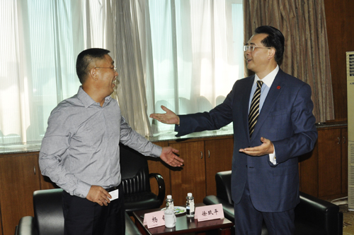 左：杰出校友、蓝光投资控股集团董事局主席杨铿先生；右：校长助理、商学院院长徐玖平教授