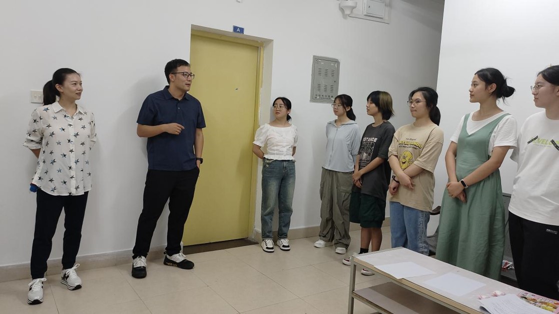 商学院领导走访慰问2023级本科新同学 - 四川大学商学院